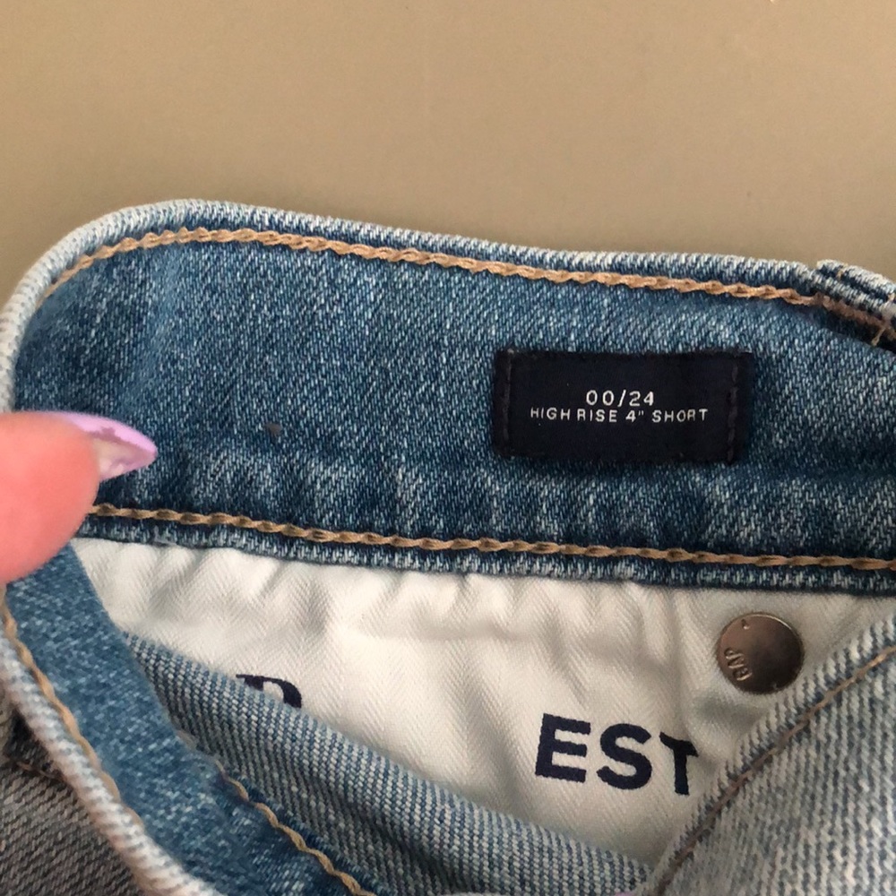 NWOT HIGH RISE CUTOFF SHORTS - Picture 5 of 6